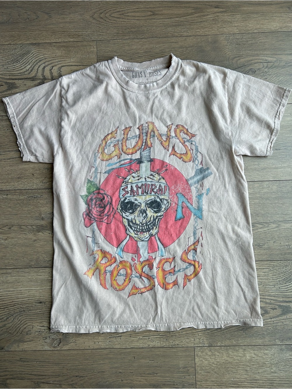 Guns n Roses Graphic Tee - Light Cream Skull & Rose Design